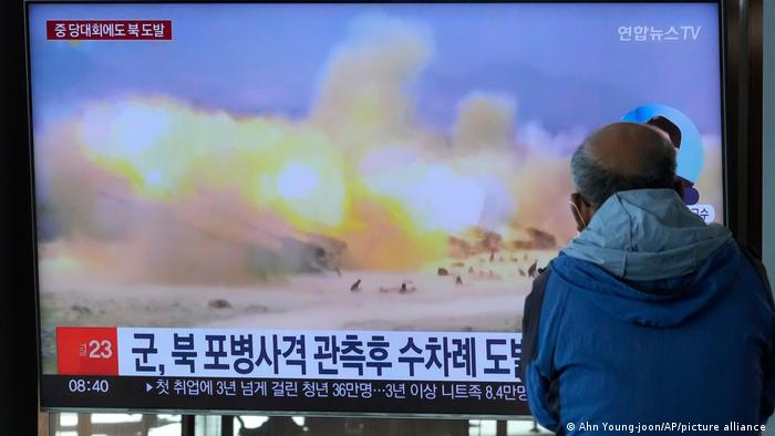 Una pantalla de televisión muestra la imagen de un ejercicio militar de Corea del Norte durante un programa de noticias en la estación de tren de Seúl, Corea del Sur, el 19 de octubre de 2022. Foto: DW