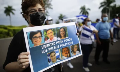 Una persona en una protesta por la liberación de presos políticos en Nicaragua. Foto: Infobae