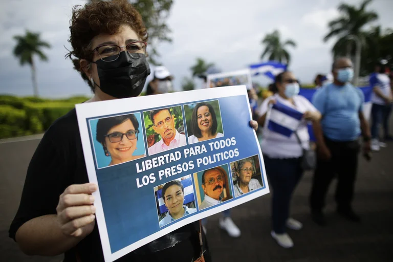 Una persona en una protesta por la liberación de presos políticos en Nicaragua. Foto: Infobae