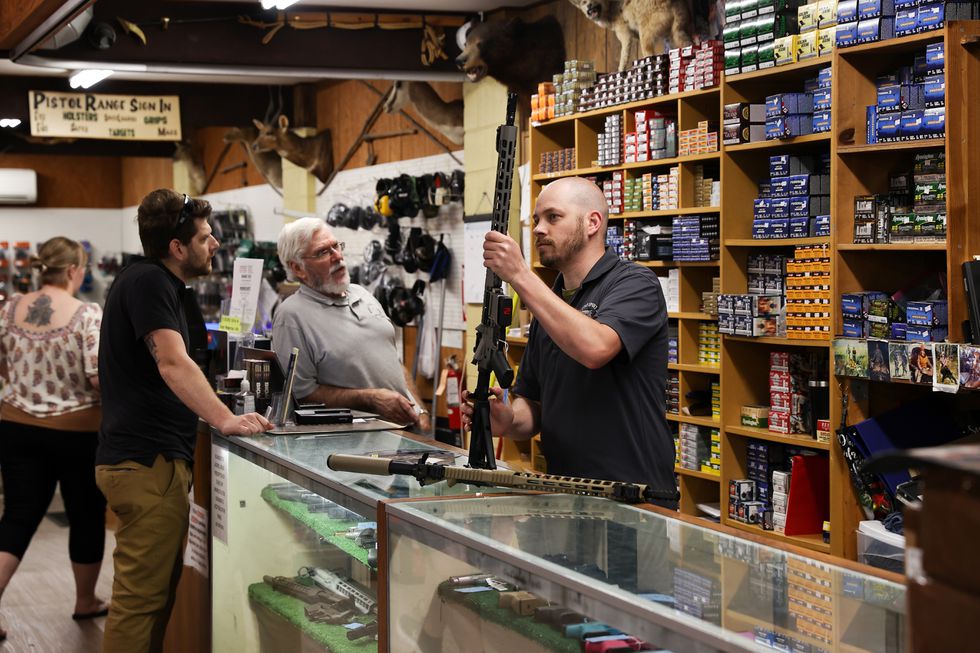 Visitantes en la tienda de armas Bobâs Little Sport, en Glassboro, Nueva Jersey. Foto: El País