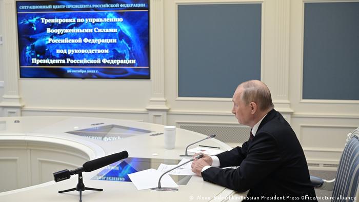 Vladimir Putin, supervisa ejercicios militares de disuasión nuclear por videoconferencia, según el Kremlin. Foto: DW.