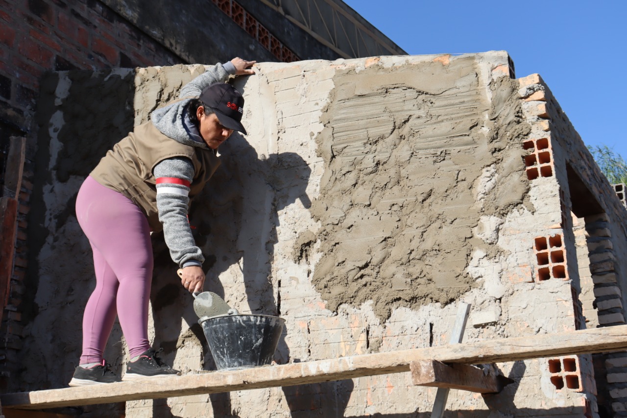 Por medio del programa, muchas mujeres se capacitaron en oficios no tradicionales. Foto: MOPC