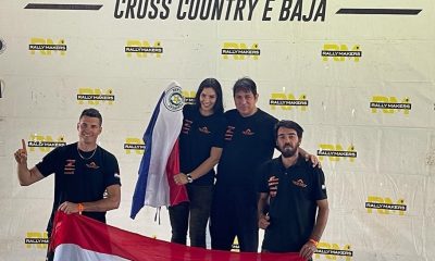 Mirna Pereira con la tricolor junto a Oscar Santos y parte del equipo festejan esta nueva consagración. Foto: Gentileza