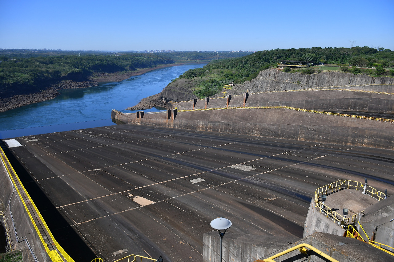 Las compuertas del vertedero se mantienen cerradas. Foto: Itaipu.