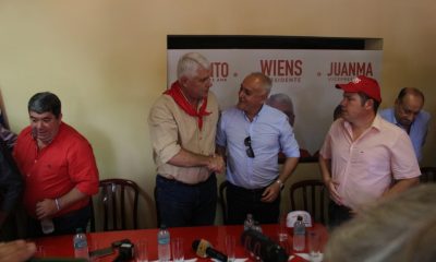 El precandidato a la presidencia Arnoldo Wiens, saludando al precanidato para la gobernación del Guairá, Carlos Berreto. Foto: Gentileza