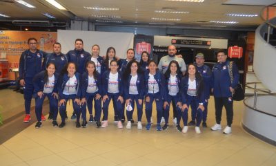 Ya en el aeropuerto internacional Silvio Pettirossi las chicas y miembros del cuerpo técnico posando antes de abordar el vuelo que los llevaría hasta Colombia. Foto: Óscar Villalba.