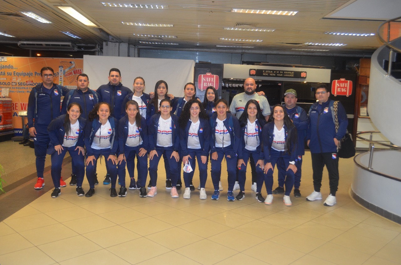 Ya en el aeropuerto internacional Silvio Pettirossi las chicas y miembros del cuerpo técnico posando antes de abordar el vuelo que los llevaría hasta Colombia. Foto: Óscar Villalba.