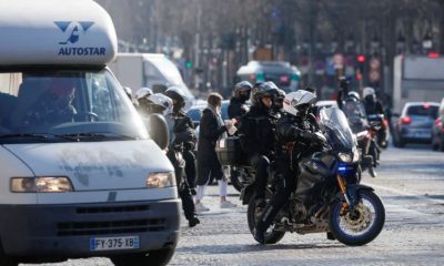 Agentes de policía en moto en París, Francia. Foto: Infobae