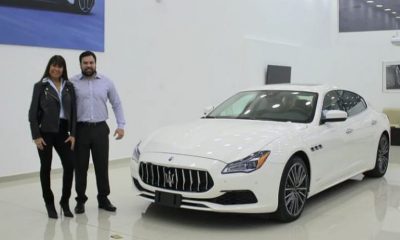 Celeste Amarilla posando en una concesionaria junto a un auto de la marca Maserati. Foto: IG de Celeste Amarilla