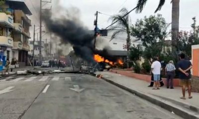 Impactante. Avioneta se estrella en plena vía muy transitada de Guayaquil. Foto: Infobae.