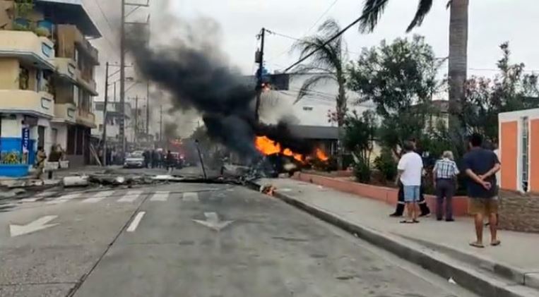 Impactante. Avioneta se estrella en plena vía muy transitada de Guayaquil. Foto: Infobae.