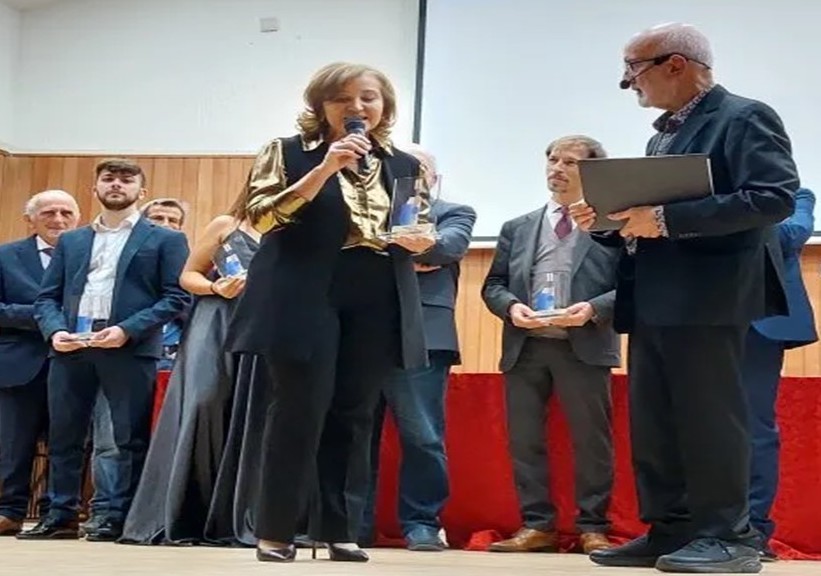 Berta Rojas recibiendo la Guitarra de oro. Cortesía