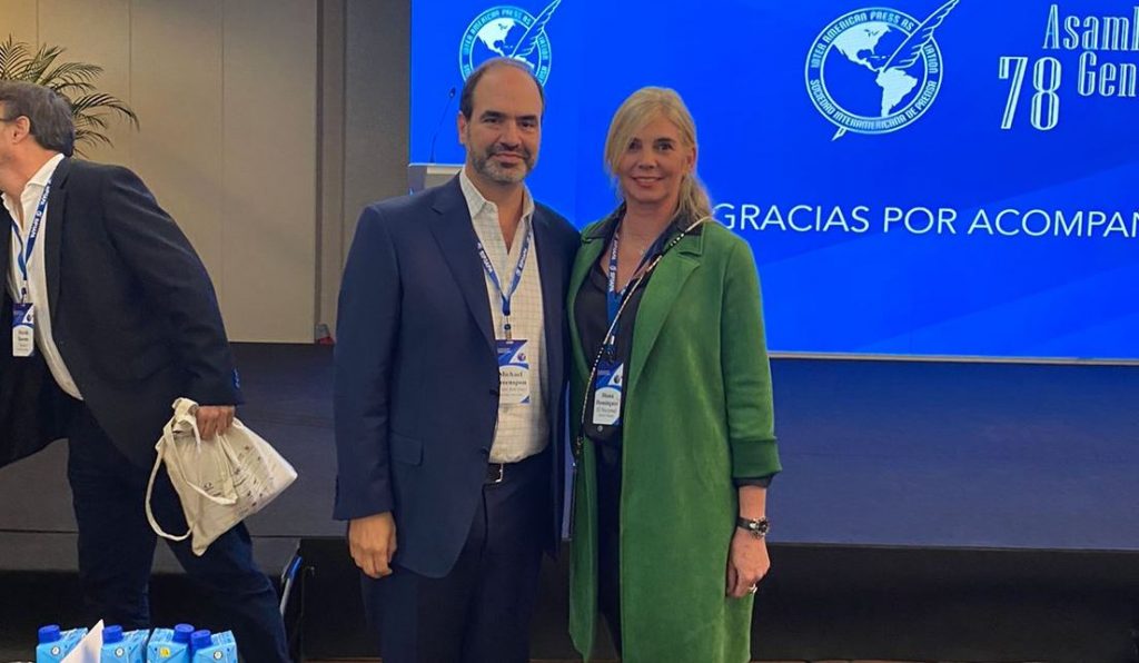 Directora de El Nacional, Diana Domínguez, junto al nuevo presidente de la SIP, Michael Greenspon, del New York Times. Foto: El Nacional.