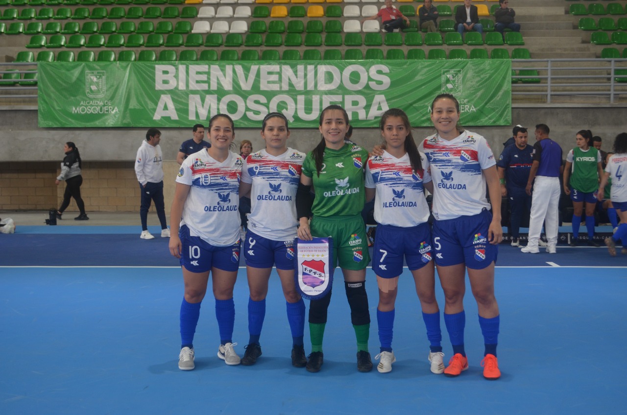 Norma Florentín, Ámbar Aranda, Meliza Ferreira, Ana Chamorro y Cinthia Arévalo (Der. a izq,), quinteto paraguayo que arrancó el partido. FOTO OSCAR VILLALBA.