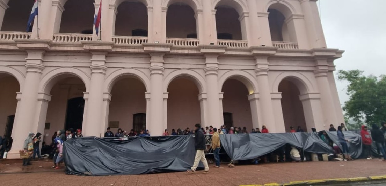 Los nativos se concentran frente al Cabildo. Foto: Ñanduti.