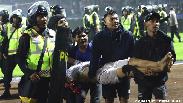 La derrota del equipo local desató la ira de la hinchada, que saltó al campo de juego. Foto: DW