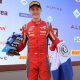 Joshua Duerksen muestra orgulloso la bandera paraguaya y su trofeo como el mejor Rookie en la penúltima fecha de la Fórmula Regional Europea. Página oficial