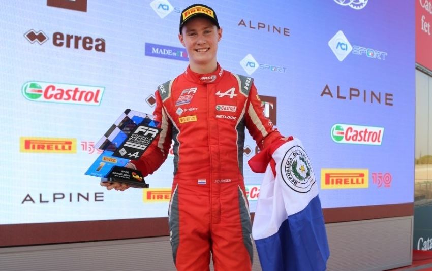 Joshua Duerksen muestra orgulloso la bandera paraguaya y su trofeo como el mejor Rookie en la penúltima fecha de la Fórmula Regional Europea. Página oficial