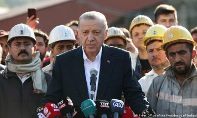 Erdogan, se dirige a la prensa a las puertas de la mina de Amasra.