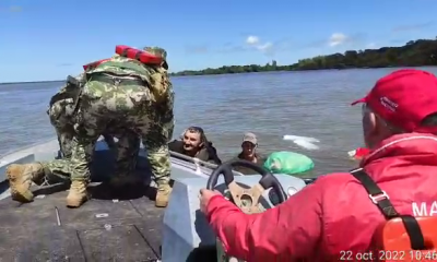 Pescadores en medio del rescate. Foto: Gentileza.