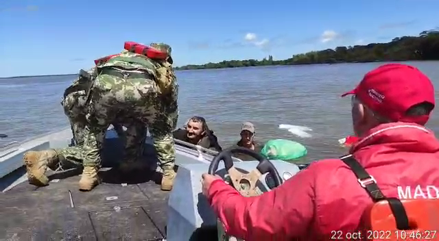 Pescadores en medio del rescate. Foto: Gentileza.