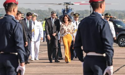 Mario Abdo Benítez y la primera dama, Silvana Abdo, a punto de abordar un avión rumbo a Costa Rica. Gentileza