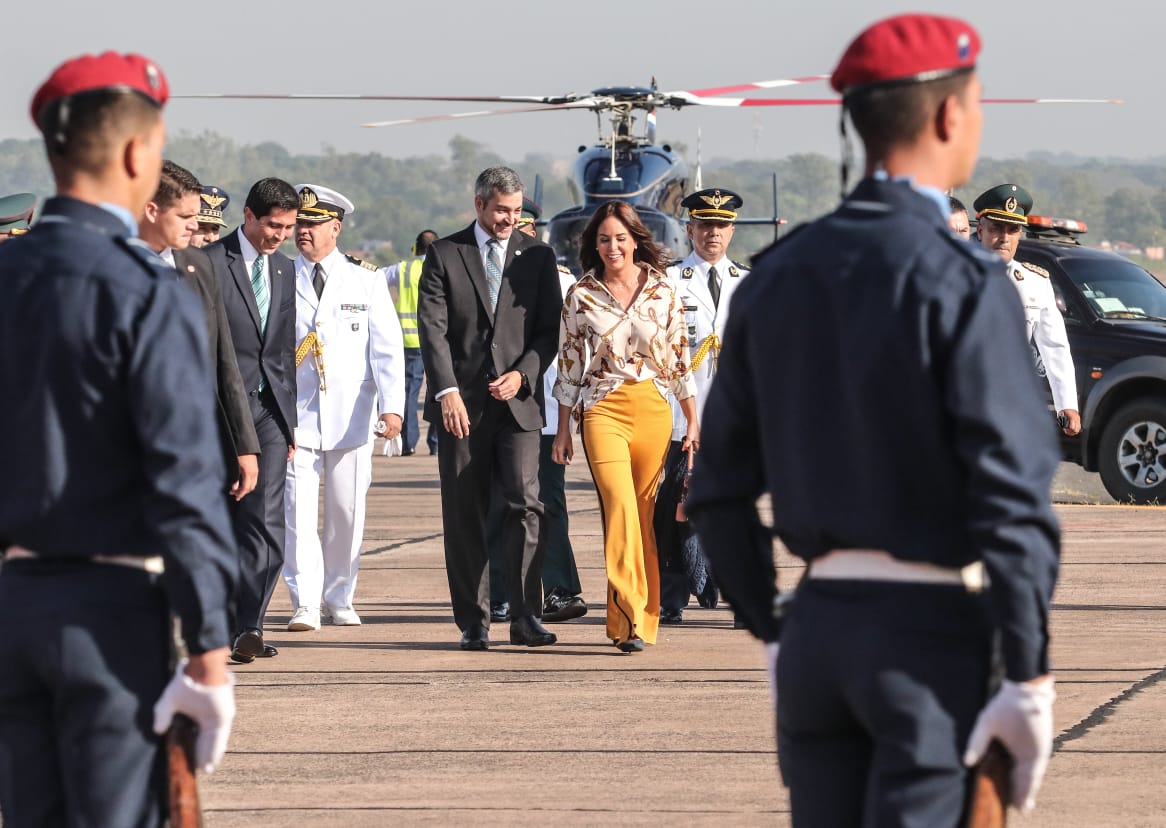 Mario Abdo Benítez y la primera dama, Silvana Abdo, a punto de abordar un avión rumbo a Costa Rica. Gentileza