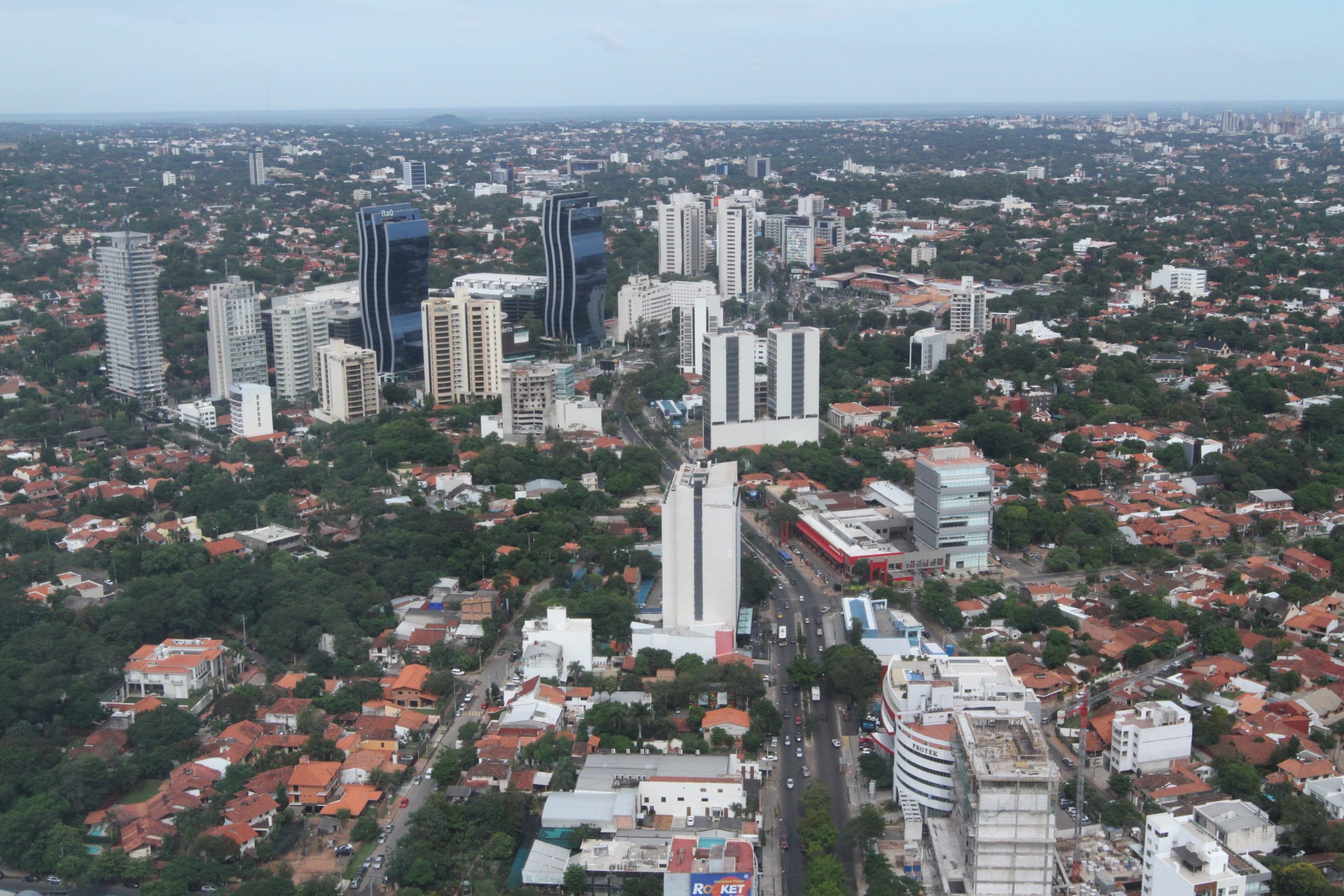 El eje corporativo del país se reubicó naturalmente en el barrio Ykua Sati de Asunción, en el que existen grandes edificios corporativos, afirman. Foto: Gentileza