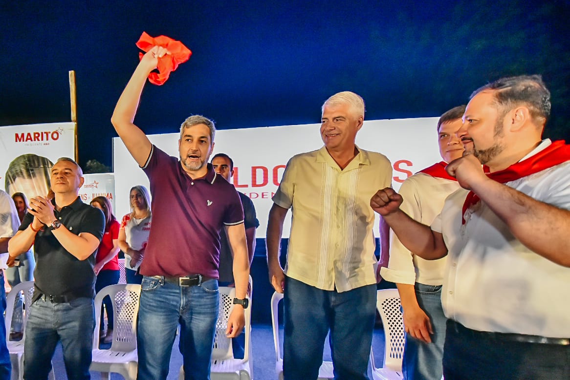 El presidente Mario Abdo Benítez con su precandidato a la presidencia Arnoldo Wiens. Foto: Gentileza.