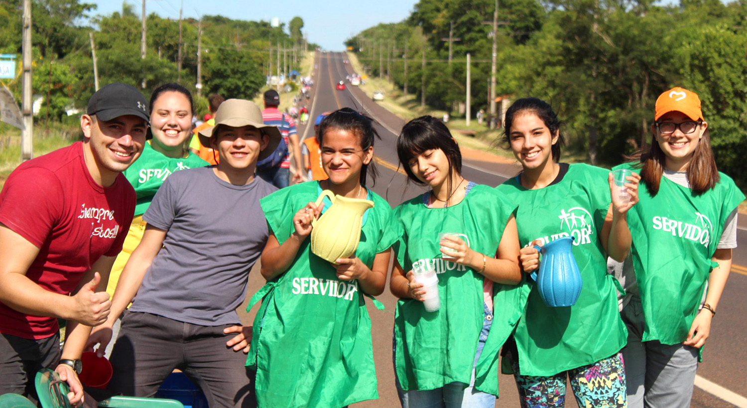 Jóvenes sirven con alegría. Foto: Salesianos Paraguay.