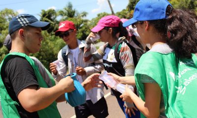 Servidores voluntarios ofrecen agua fresca a peregrinos. Foto: Salesianos Paraguay