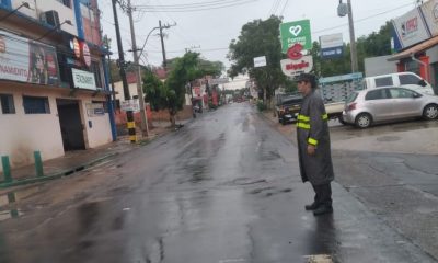 Agente durante ordenamiento del tránsito durante un día de lluvia. Foto: Patrulla Caminera.