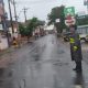 Agente durante ordenamiento del tránsito durante un día de lluvia. Foto: Patrulla Caminera.