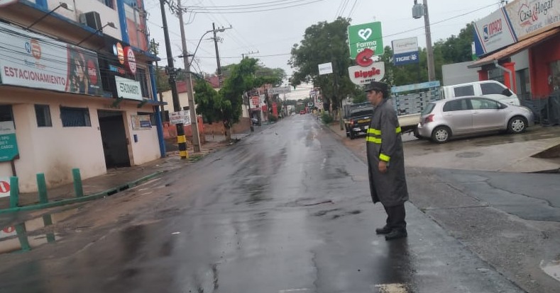 Agente durante ordenamiento del tránsito durante un día de lluvia. Foto: Patrulla Caminera.