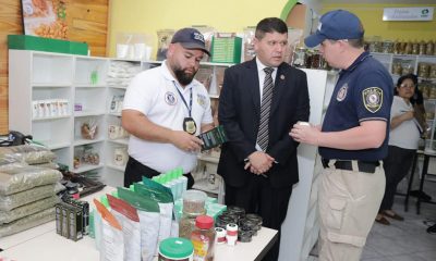 Agentes especializados allanan el local por presunta venta de medicamentos no autorizados. Foto: Ministerio Público.