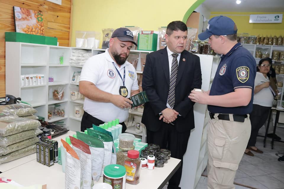 Agentes especializados allanan el local por presunta venta de medicamentos no autorizados. Foto: Ministerio Público.