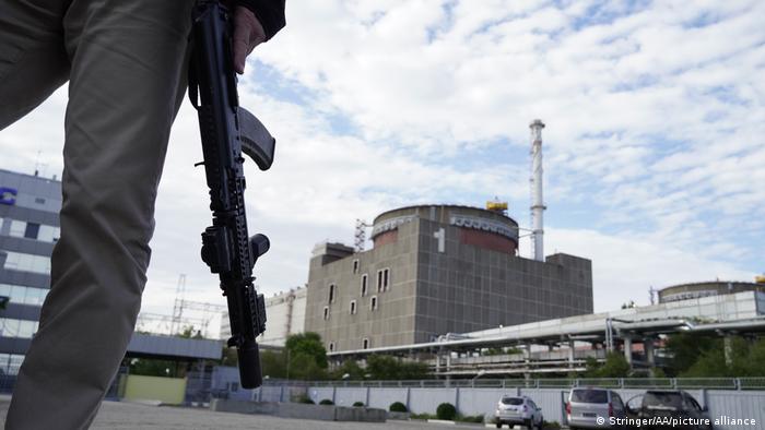 Un soldado ruso vigila la planta ucraniana de Zaporiyia. Foto: DW