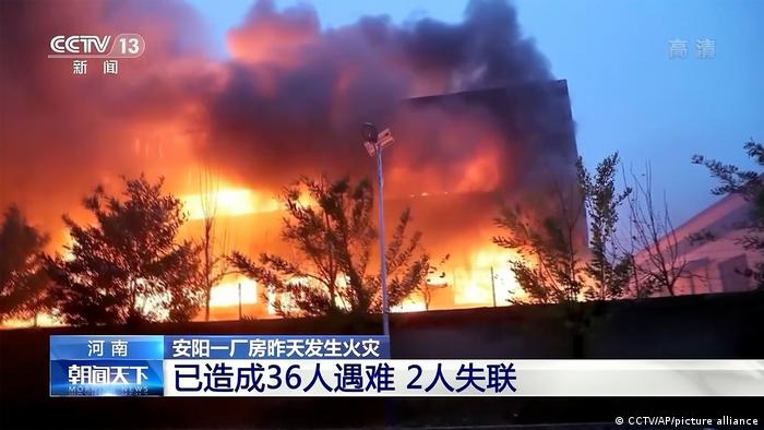 Imágenes del voraz incendio en la fábrica de la ciudad de Anyang, transmitidas por el canal estatal chino CCTV. Foto: DW