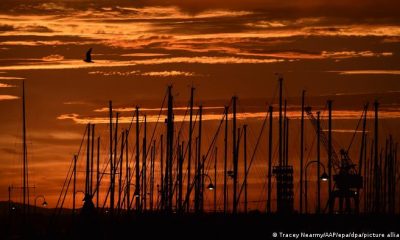 El sol se eleva a través de los mástiles de los barcos sobre la bahía de Port Philip en Melbourne, cuyos residentes han experimentaron en marzo de 2016 la noche más calurosa de la ciudad. Foto: DW.