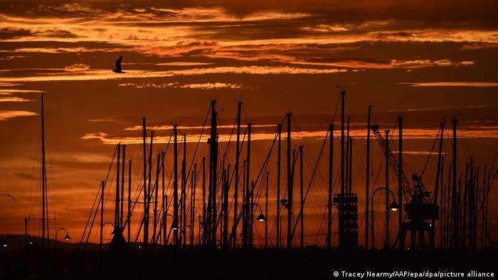 El sol se eleva a través de los mástiles de los barcos sobre la bahía de Port Philip en Melbourne, cuyos residentes han experimentaron en marzo de 2016 la noche más calurosa de la ciudad. Foto: DW.