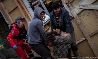Un anciano ucraniano es evacuado tras un ataque ruso en Jersón. Foto: DW