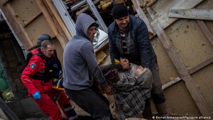 Un anciano ucraniano es evacuado tras un ataque ruso en Jersón. Foto: DW