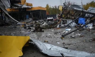 A view shows a gas station destroyed by yesterday's Russian military strike, as Russia's attack on Ukraine continues in Dnipro October 26, 2022. Foto: Infobae.