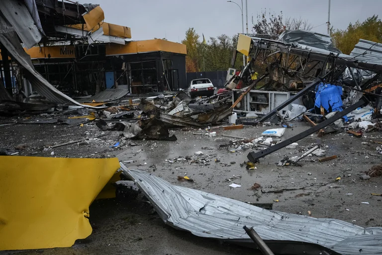 A view shows a gas station destroyed by yesterday's Russian military strike, as Russia's attack on Ukraine continues in Dnipro October 26, 2022. Foto: Infobae.