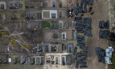 Policías trabajan para identificar a los civiles que murieron durante la ocupación rusa en Bucha, Ucrania, en las afueras de Kiev. Foto: Infobae
