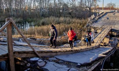 Ciudadanos cruzan el puente de Vovchansk, en la región de Kharkiv, tras su recuperación por parte de las tropas ucranianas. Foto: DW.