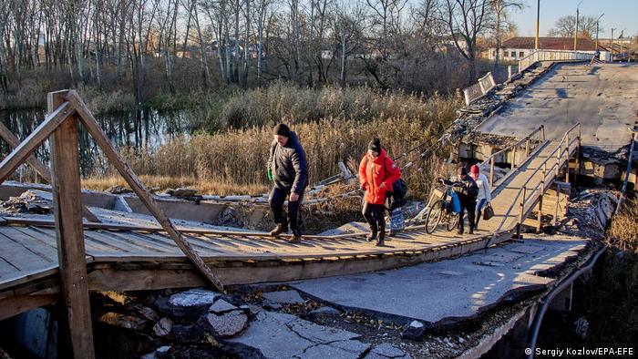 Ciudadanos curzan el puente de Vovchansk, en la región de Kharkiv, tras su recuperación por parte de las tropas ucranianas. Foto: DW.