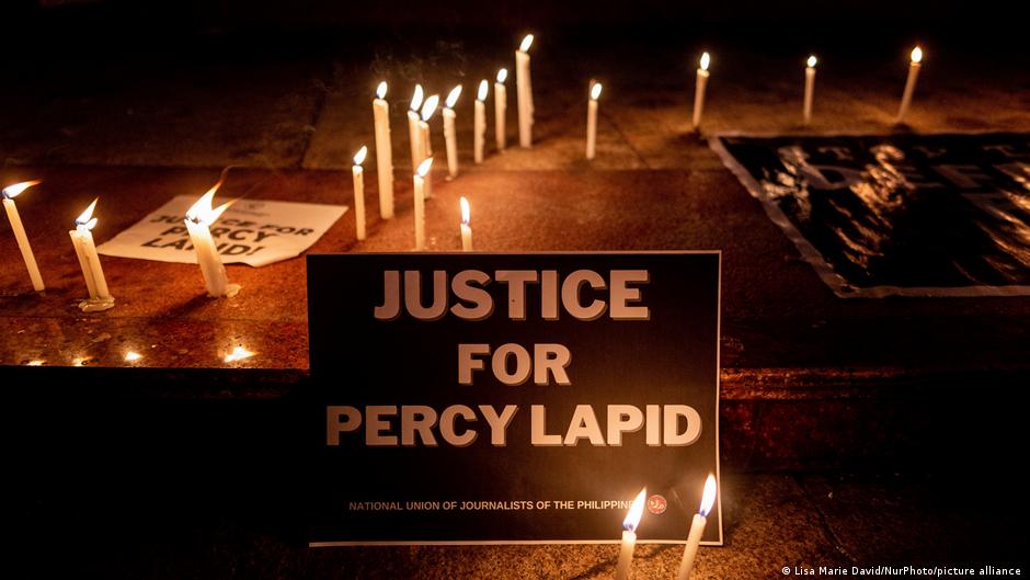 Ciudadanos filipinos piden Justicia tras el asesinato del periodista Percival Mabasa, "Percy Lapid". Foto: DW.