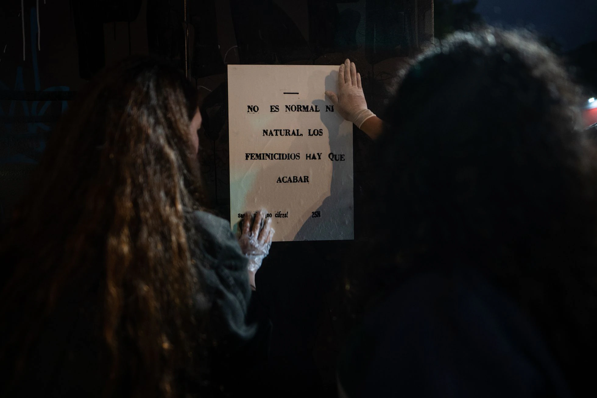 El colectivo Casa de la Mujer recorre el barrio Galerías, en Bogotá, pegando carteles con mensajes feministas en el marco del Día Internacional contra la Violencia de Género, el 24 de noviembre de 2022. Foto: El País