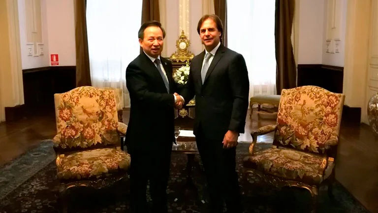 Li Ganjie ministro de Ecología y Medio Ambiente chino y el presidente de Uruguay, Luis Lacalle Pou. Foto: Infobae.